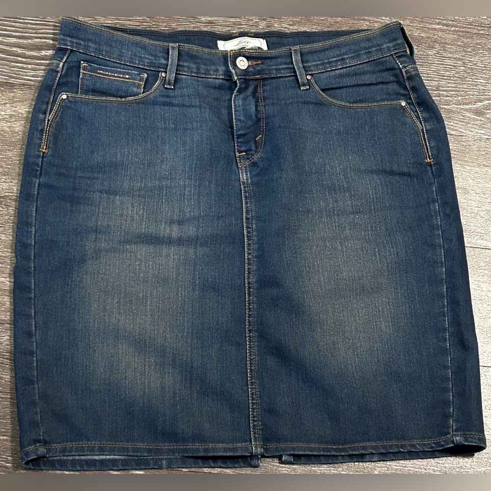 Women’s Levi Denim Skirt Size: 12